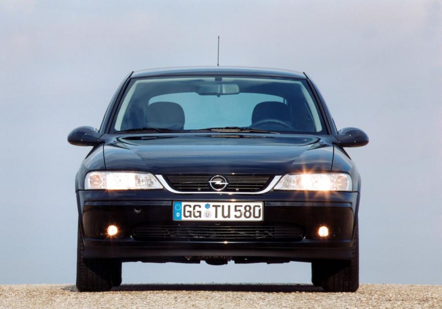  Opel Vectra Edition 100 Hatchback (B) 1999 года  (фото 2 из 3)